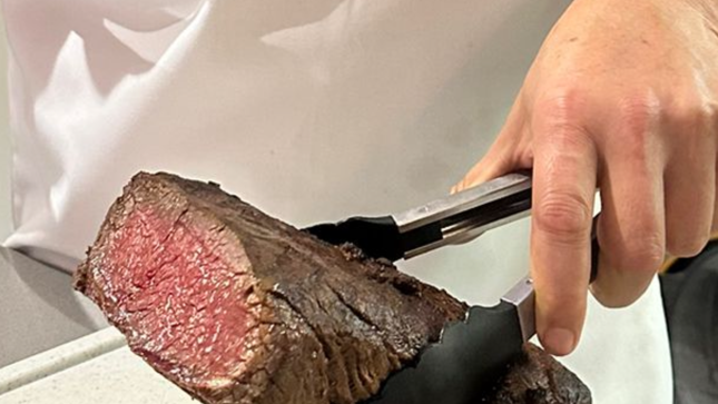 Rosa gegartes Roastbeef mit Kochateliers Salz 