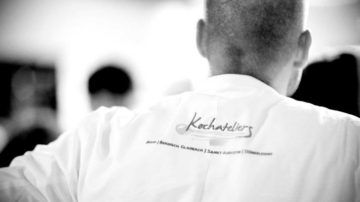 Kochateliers Kochjacke mit Logo der größten Kochschule in NRW als Rückenstickerei.