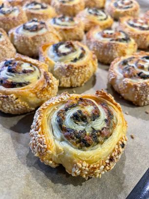 Lieblingsrezept: Spinatkrapfen mit Bergkäse und Sesam