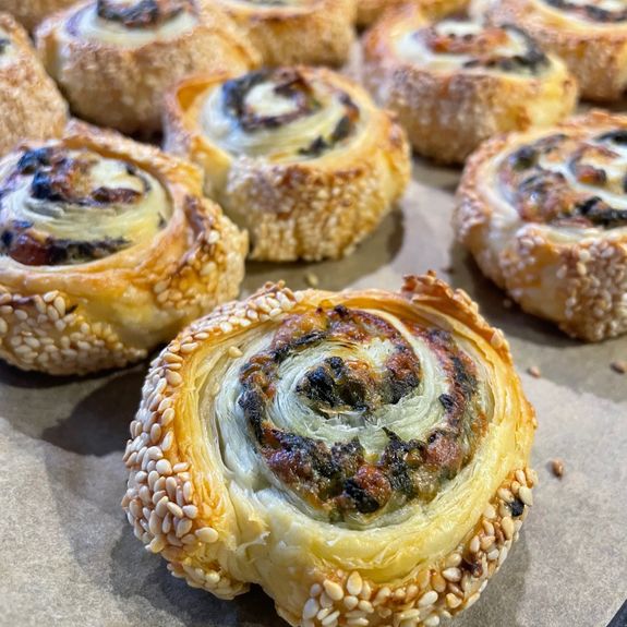 Kochateliers Kochrezept: Spinatkrapfen mit Bergkäse und Sesam