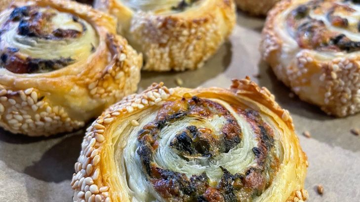 Spinatkrapfen mit Bergkäse und Sesam