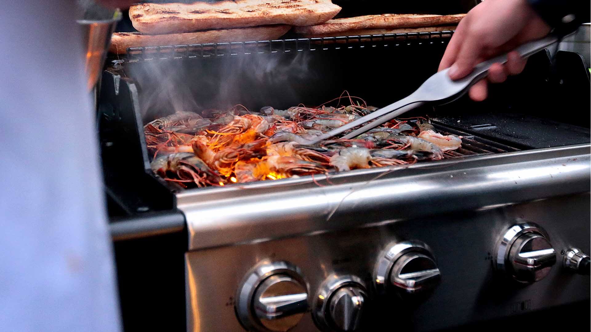 Zünftig grillen und feiern  – Mit dem Grillkurs »Aus dem Wasser auf den Grill« in den Kochateliers zu jeder Jahreszeit.