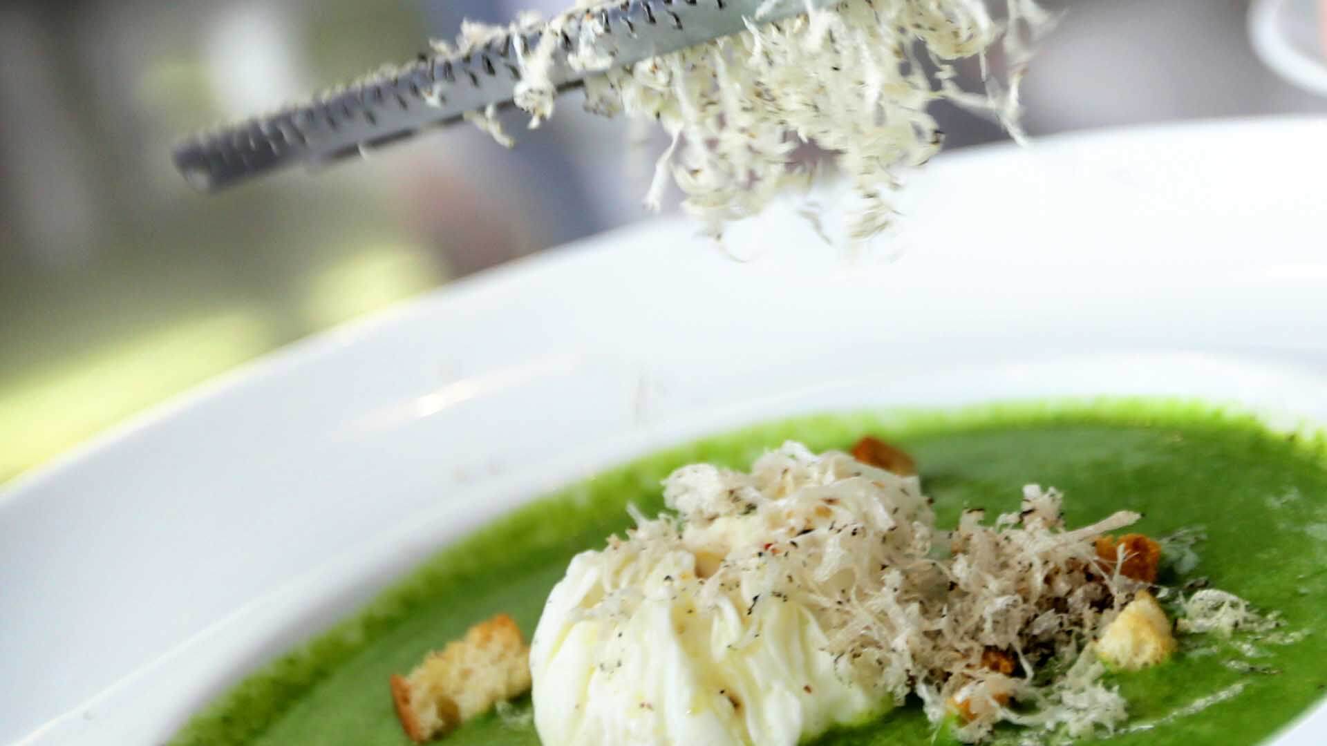 Leichtes Kräutersüppchen mit Croutons und Trüffel.