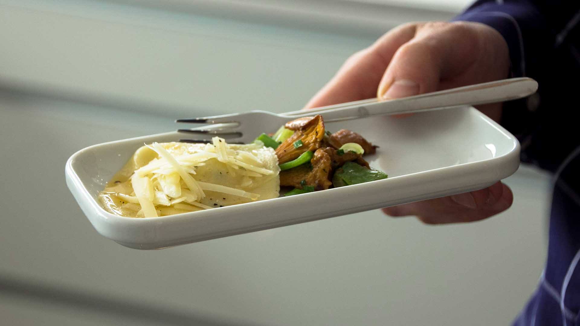 Beim Flying Büffet im Kochatelier Düsseldorf wird alles frisch vor den Augen der Gäste zubereitet und kann in kleinen Portionen gegessen werden.