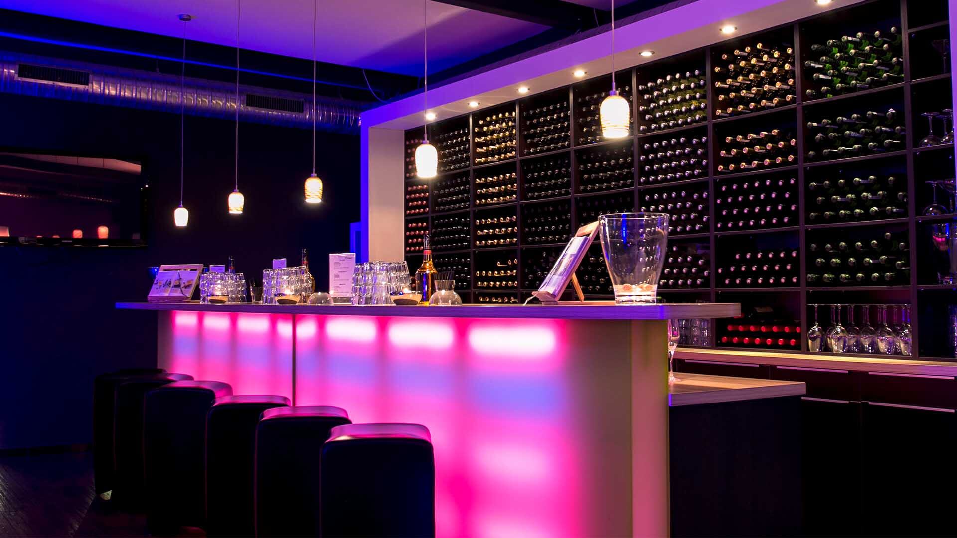 Bar und Lounge mit festlicher Beleuchtung für ein Kochevent im Kochatelier Bonn,